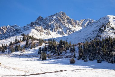 Almaty Dağları. Kazakistan 20 Ekim 2022 Medeo Shymbulak Dağı Tatil Köyü