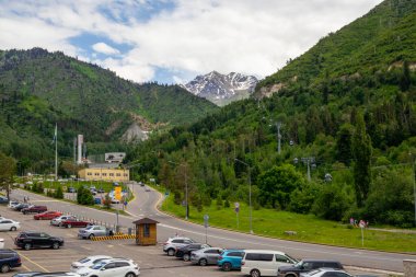 Almaty Dağları, 11 Haziran 2022. Medeo Shymbulak Moutain Tatil Köyü Genel Görünümü.