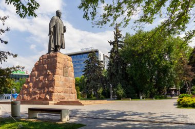 Almaty Kazakistan 20 Haziran 2022. Ünlü Kazak şair ve yazar Abay Kunanbayevat 'ın merkez meydanı. Almaty Şehri, Kazakistan.