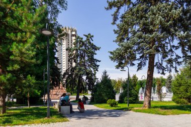 Almaty Kazakistan 20 Haziran 2022. Kazakistan 'ın Almaty şehrindeki Kazakistan Oteli. Almaty 'deki en kavak ağacı binası.