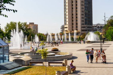 Almaty Kazakistan 20 Haziran 2022. Cumhuriyet Sarayı Almatı ve fıskiyeleri (Eski Lenin Sarayı)