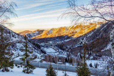 Almaty Dağları. Kazakistan 14 Aralık 2022 Medeo Shymbulak Dağı Tatil Köyü