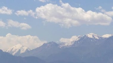 Almaty Şehri ve Dağları 2 Temmuz 2022. Güzel doğal manzara ve şehir manzarası. Alma - Ata, Kazakistan