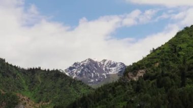 Almaty Dağları, 11 Haziran 2022. Medeo Shymbulak Moutain Tatil Köyü Genel Görünümü.