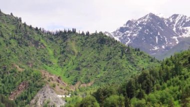 Almaty Dağları, 11 Haziran 2022. Medeo Shymbulak Moutain Tatil Köyü Genel Görünümü.