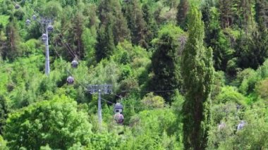 Almaty Dağları, 11 Haziran 2022. Medeo Shymbulak Moutain Tatil Köyü Genel Görünümü.