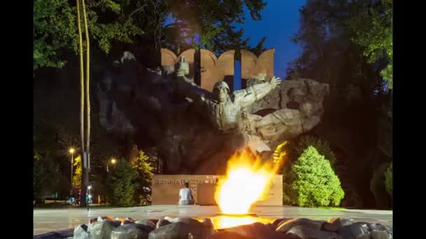 カザフスタンのアルマトイ市 2022年7月8日 記念碑28 Panfilov警備員にちなんで名付けられた公園内の 栄光の記念碑 — ストック動画