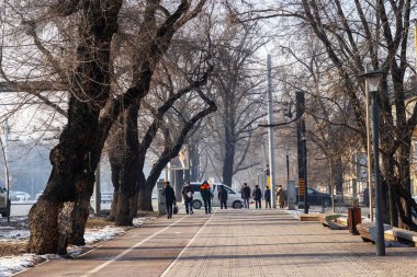 Almaty Şehri Kazakistan. 31 Aralık 2022. Almaty sokaklarındaki insanlar