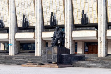 Almaty Şehri Kazakistan. 31 Aralık 2022. Almaty 'deki tarihi bina. Muhtar Auezov anıtı