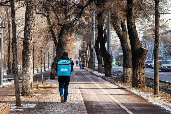 Almaty City Cazaquistão Dezembro 2022 Pessoas Nas Ruas Almaty Fotos De Bancos De Imagens