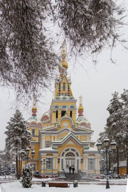 Almaty Şehri Kazakistan. 1 Ocak 2023. Yükseliş Katedrali. Ya da Panfilov Park 'taki Katolik katedrali. Şehirde kış günü