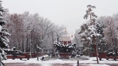 Almaty City 1 Ocak 2023. Almaty Kazakistan 'daki Yükseliş Katedrali. Ya da Panfilov Park 'taki Katolik katedrali. Şehirde kış günü