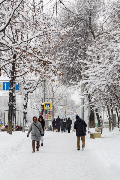 カザフスタンのアルマトイ市 Dostyk Ave の冬景色2023年1月11日 ストックフォト