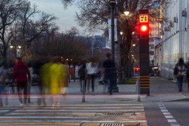 Almaty 11 Mart 2023. Almaty City 'de Arbat adında bir yaya sokağı. Uzun pozlu akşam fotoğrafçılığı