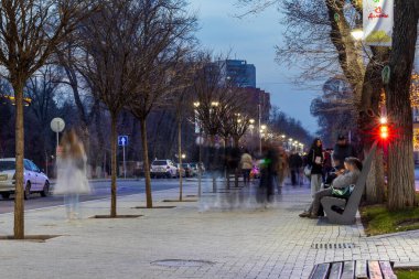 Almaty 11 Mart 2023. Almaty City 'de Arbat adında bir yaya sokağı. Uzun pozlu akşam fotoğrafçılığı