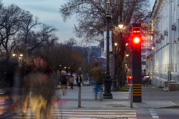 Almaty 11 Mart 2023. Almaty City 'de Arbat adında bir yaya sokağı. Uzun pozlu akşam fotoğrafçılığı