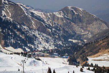 Almaty Kazakistan 25 Mart 2023. Medeo Shymbulak Dağı Tatil Köyü kayakçıları ve snowboardcularla dolu. Kayak merkezi Chimbulak 'ın yamaçlarında kayakçılar. 