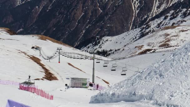 Almaty Cazaquistão Março 2023 Pista Esqui Medeo Shymbulak Mountain Resort — Vídeo de Stock