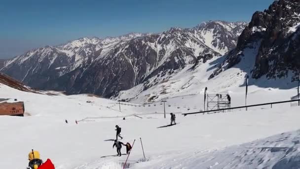 2023年3月25日Medeo Shymbulak Mountain Resort的滑雪场上有滑雪者和滑雪者 Chimbulak滑雪胜地斜坡上的滑雪者 — 图库视频影像