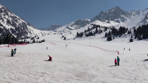 2023年3月25日Medeo Shymbulak Mountain Resort的滑雪场上有滑雪者和滑雪者 Chimbulak滑雪胜地斜坡上的滑雪者 — 图库视频影像