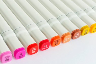 Alkol bazlı çizim işaretleri. Ressamlar ve grafik tasarımcıları için fırça ve keski çift uçlu. Seçici odak