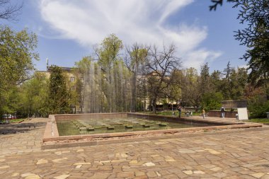 Almaty Şehri. Almaty Kazakistan 23 Nisan 2023. Ulusal Bilim Akademisinin önündeki parkta fıskiyeler