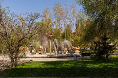 Almaty Şehri. Almaty Kazakistan 23 Nisan 2023. Ulusal Bilim Akademisinin önündeki parkta fıskiyeler