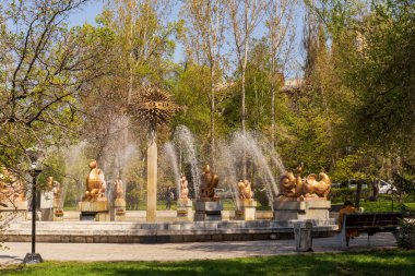 Almaty Şehri. Almaty Kazakistan 23 Nisan 2023. Ulusal Bilim Akademisinin önündeki parkta fıskiyeler