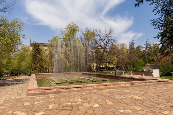 Almaty City Almaty Kazajistán Abril 2023 Fuentes Parque Frente Academia —  Fotos de Stock