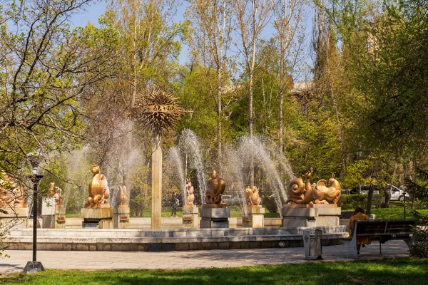 Almaty City Almaty Kazajistán Abril 2023 Fuentes Parque Frente Academia — Foto de Stock