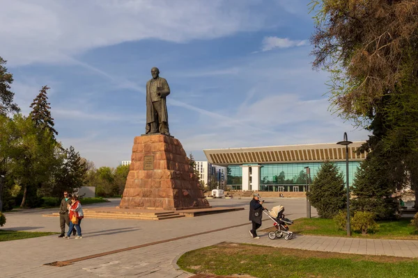알마티 알마티 카자흐스탄 2023 카자흐 작가인 아비에 기념비 광장에 카자흐스탄의 — 스톡 사진