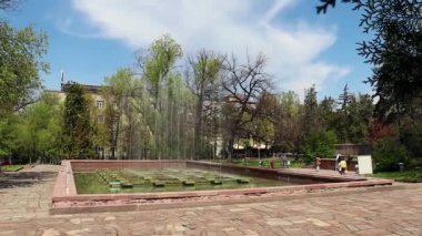 Almaty Şehri. Almaty Kazakistan 23 Nisan 2023. Ulusal Bilim Akademisinin önündeki parkta fıskiyeler