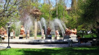 Almaty Şehri. Almaty Kazakistan 23 Nisan 2023. Ulusal Bilim Akademisinin önündeki parkta fıskiyeler