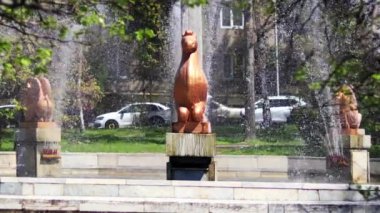 Almaty Şehri. Almaty Kazakistan 23 Nisan 2023. Ulusal Bilim Akademisinin önündeki parkta fıskiyeler