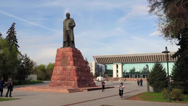 Almaty City Almaty Kazakstan April 2023 Monumentet Berömda Kazakiska Poeten — Stockvideo