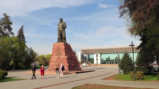 阿拉木图市 2023年4月23日哈萨克著名诗人和作家Abay Kunanbayevat中央广场的纪念碑 哈萨克斯坦阿拉木图市 — 图库视频影像