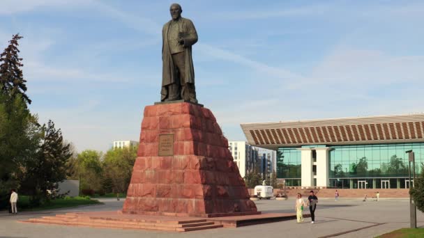Almaty City Almaty Kazakstan April 2023 Monumentet Berömda Kazakiska Poeten — Stockvideo