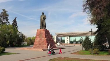 Almaty City Zaman Çizelgesi. Almaty Kazakistan 23 Nisan 2023. Ünlü Kazak şair ve yazar Abay Kunanbayevat 'ın merkez meydanı. Almaty Şehri, Kazakistan.