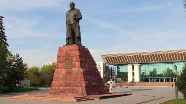 Almaty City Timelapse Almaty Cazaquistão Abril 2023 Monumento Famoso Poeta — Vídeo de Stock