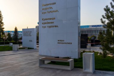 Almaty City Kazakistan 27 Nisan 2023. Almaty 'deki Cumhuriyet Meydanı (Bağımsızlık Meydanı). Ocak olaylarının kurbanlarına adanmış Cumhuriyet Meydanı 'ndaki Tagzym (yay) anıtı