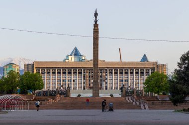 Almaty City Kazakistan 27 Nisan 2023. Almaty 'deki Cumhuriyet Meydanı (Bağımsızlık Meydanı).