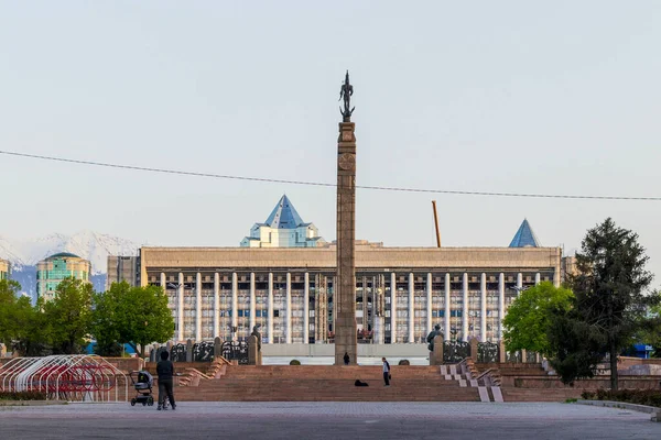 Almaty City Kazakistan 27 Nisan 2023. Almaty 'deki Cumhuriyet Meydanı (Bağımsızlık Meydanı).