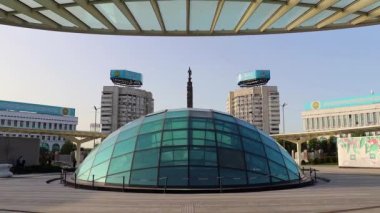 Almaty City Zaman Çizelgesi. Almaty Kazakistan 27 Nisan 2023. Kazakistan 'ın Almaty şehrinde Cumhuriyet Meydanı (Bağımsızlık Meydanı). 