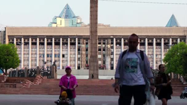 阿拉木图市时间过去了 2023年4月27日哈萨克斯坦共和国阿拉木图市共和国广场 独立广场 — 图库视频影像