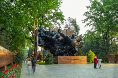 Almaty City Kazakistan 02 Mayıs 2022. Panfilov 'un Central Park' ı. Parktaki anıt 