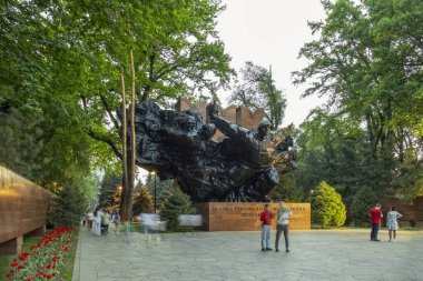 Almaty City Kazakistan 02 Mayıs 2022. Panfilov 'un Central Park' ı. Parktaki anıt 
