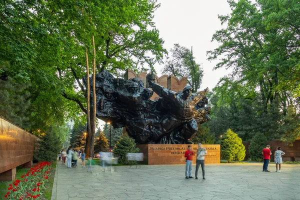 카자흐스탄의 알마티 2022 로프의 센트럴 근무자들의 이름을 공원에 영광의 기념비 — 스톡 사진