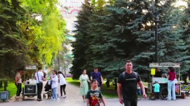 Almaty City Kazakistan 02 Mayıs 2022. Panfilov 'un Central Park' ı. Yükseliş Katedrali. Panfilov Park 'taki Rus Ortodoks Katedrali. 