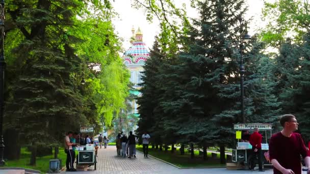 Almaty City Kazakstan Maj 2022 Panfilovs Central Park Uppstigningskatedralen Rysk — Stockvideo