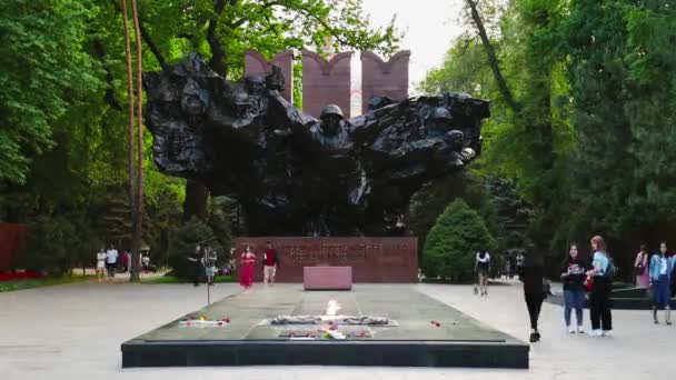 阿拉木图市Timalapse 2022年5月2日 阿拉木图潘弗罗夫中央公园公园内的 荣耀纪念碑 以28名Panfilov卫兵的名字命名 — 图库视频影像